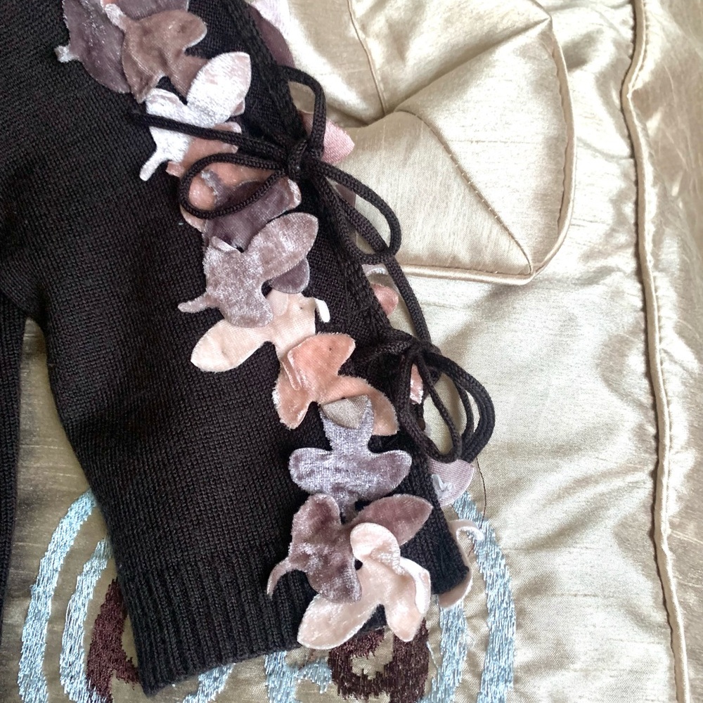 Dolce Cabo Velvet Floral Flocked Sweater - Picture 2 of 9